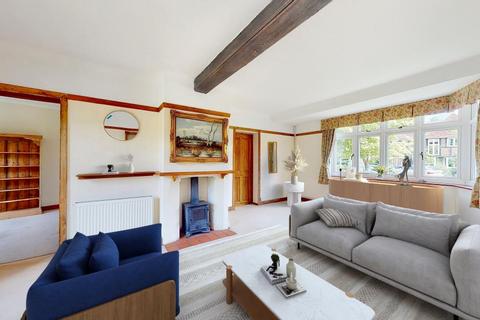 15 Oatlands Close, Weybridge, KT13 9EE