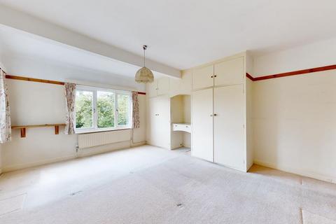 15 Oatlands Close, Weybridge, KT13 9EE