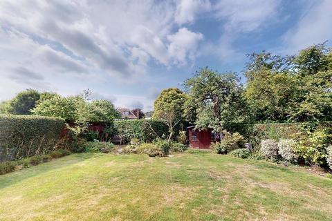 15 Oatlands Close, Weybridge, KT13 9EE
