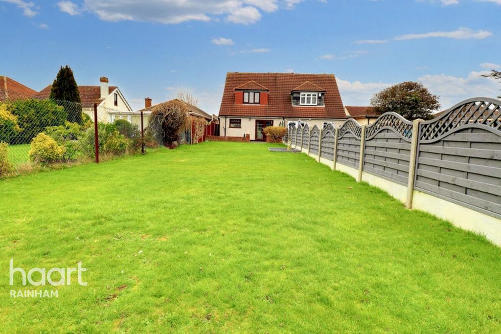 Fairview Avenue, Rainham 3 bed semidetached house for sale £475,000