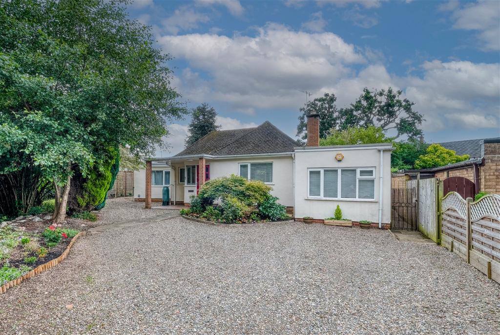 Warwick Avenue, Aston Fields, Bromsgrove, B60 2AH 3 bed detached