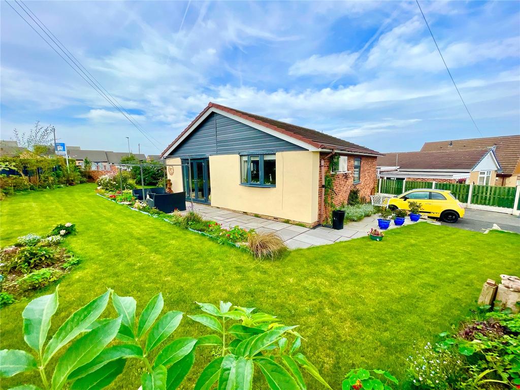 Moorbank Close, Wombwell, S73 2 bed bungalow for sale - £230,000