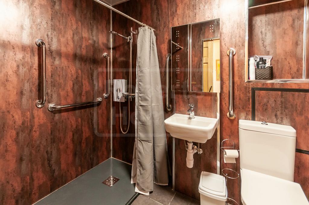 Bedroom 5 ensuite
