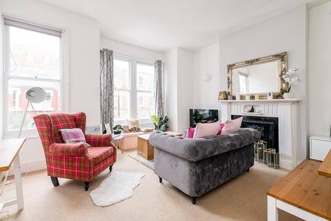 2 bedroom flat to rent,  Englewood Road, Clapham, London SW12