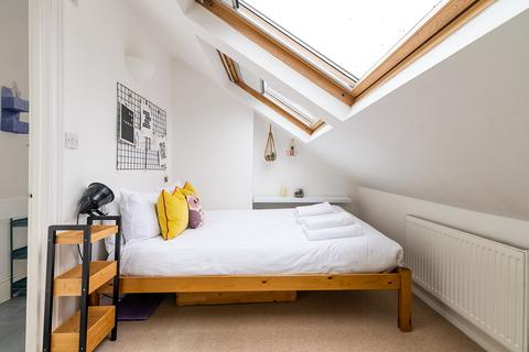 2 bedroom flat to rent,  Englewood Road, Clapham, London SW12