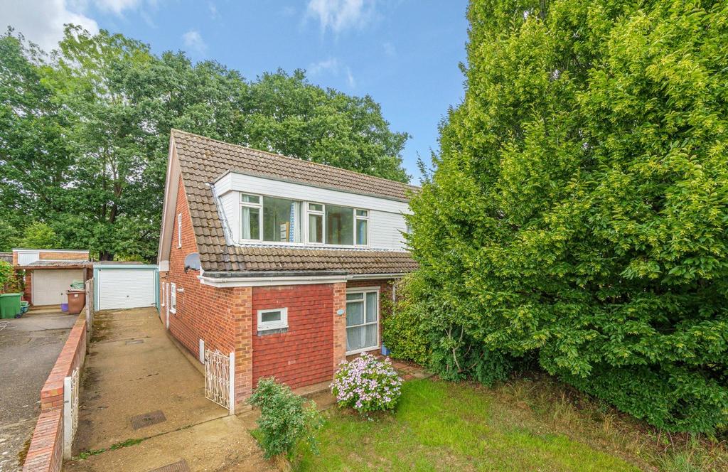 Broadacres, Guildford, GU3 3 bed semidetached house £475,000