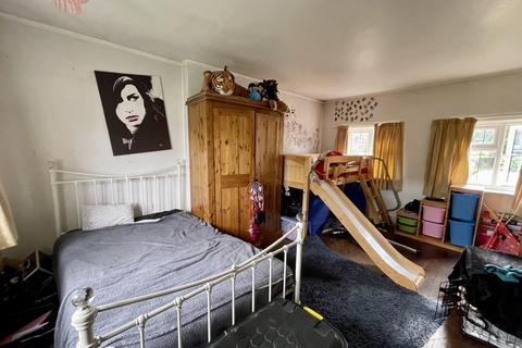 33 Leatherhead Road, Ashtead, KT21 2TP