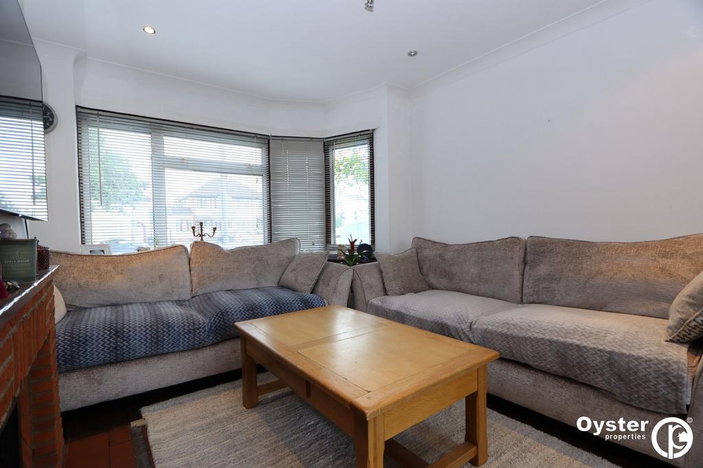 Russell Lane, London, N20 3 bed semidetached house £1,900 pcm (£438 pw)