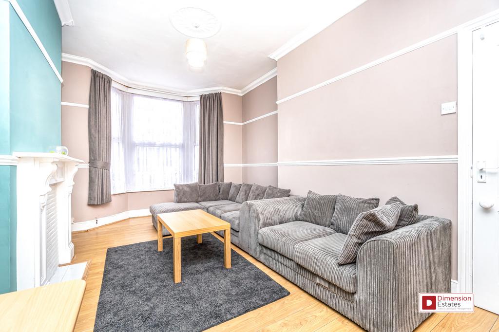 Windsor Road, Ilford, Essex, IG1 1 bed flat £1,400 pcm (£323 pw)