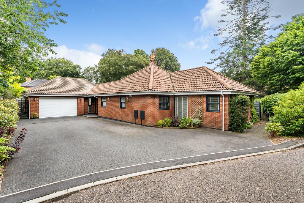 Lodge Place, Thorpe St Andrew, Norwich, NR7 3 bed detached bungalow for