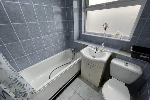 2 bedroom ground floor flat to rent, Concord Close, Northolt