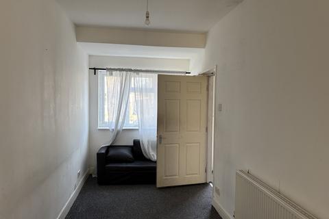 7 bedroom semi-detached house to rent, Haslemere Avenue, Hounslow