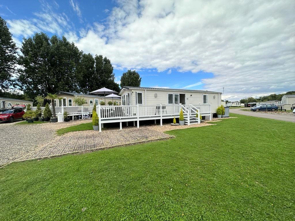 Dobbs Weir Caravan Park, Essex Road 2 bed mobile home £74,995