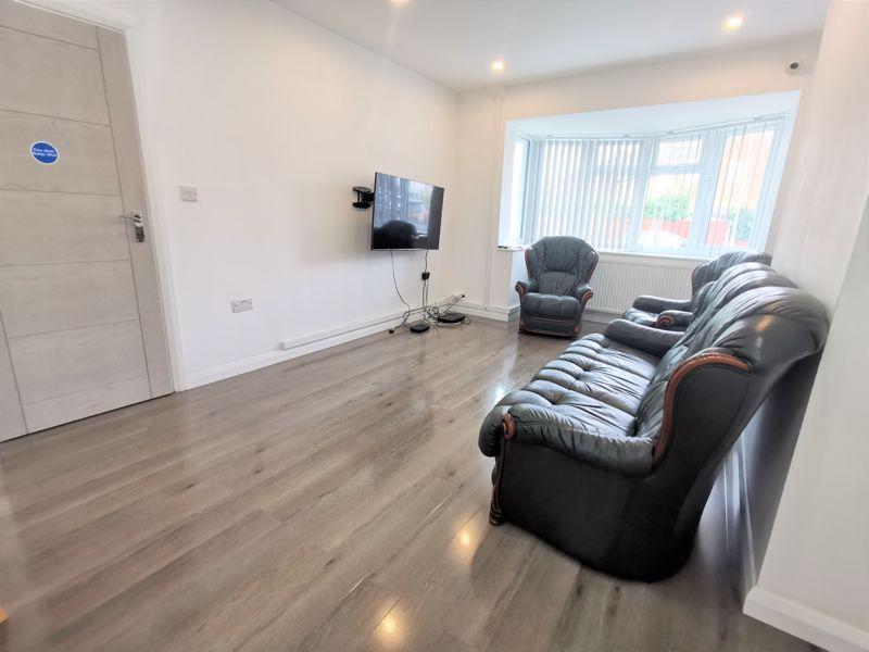 Torquay Drive, Luton LU4 5 bed terraced house for sale £500,000