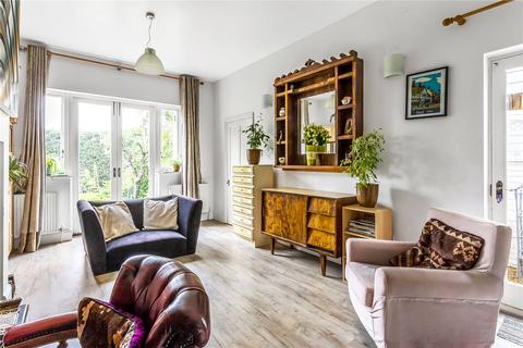 4 Hoskins Road, Oxted, RH8 9HT