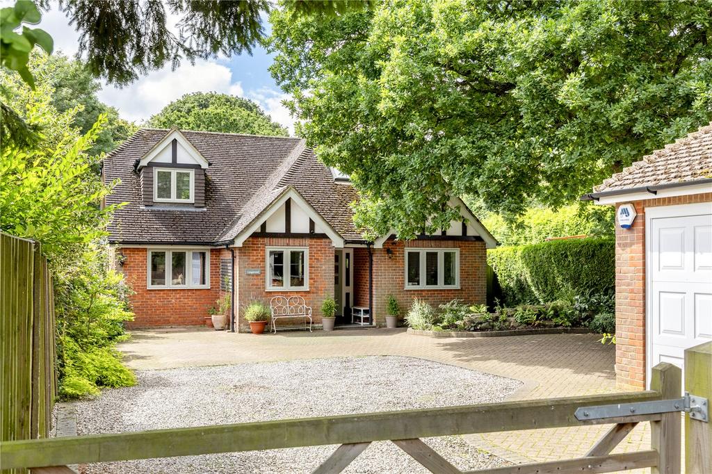 Chesham Road, Wigginton, Tring, Hertfordshire, HP23 4 bed detached