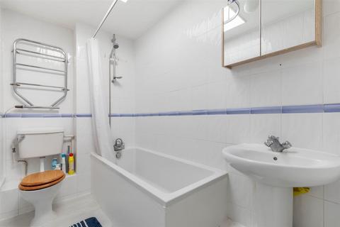 2 bedroom flat to rent, Barnes High Street, Barnes, SW13.