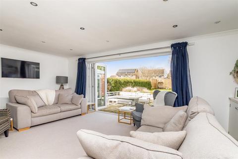 5 Beechwood, Southwater, Horsham, RH13 9JU
