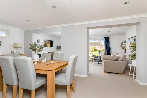 5 Beechwood, Southwater, Horsham, RH13 9JU