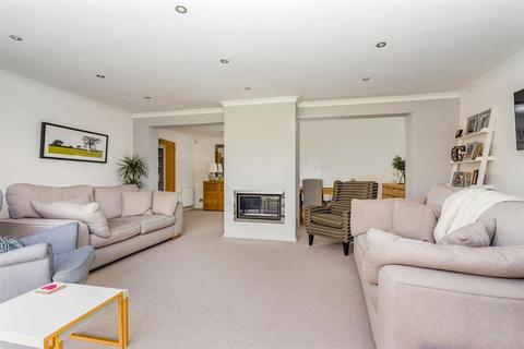 5 Beechwood, Southwater, Horsham, RH13 9JU