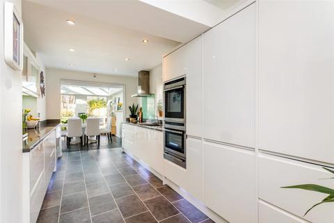 5 Beechwood, Southwater, Horsham, RH13 9JU