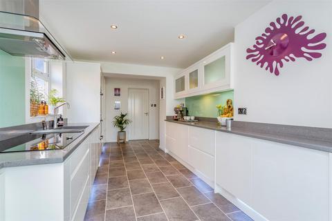 5 Beechwood, Southwater, Horsham, RH13 9JU