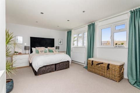 5 Beechwood, Southwater, Horsham, RH13 9JU
