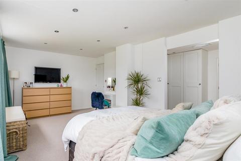 5 Beechwood, Southwater, Horsham, RH13 9JU