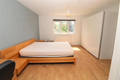 50 Brackendale, Potters Bar, EN6 2LU