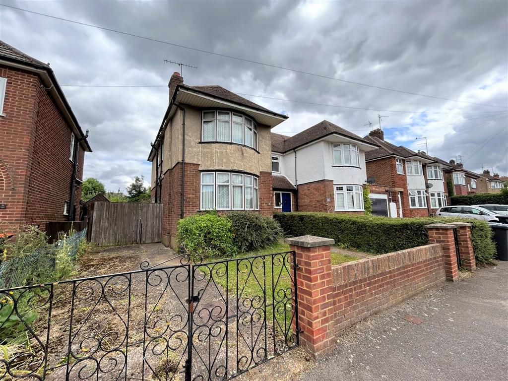 Sundown Avenue, Dunstable, Bedfordshire 3 bed semidetached house £