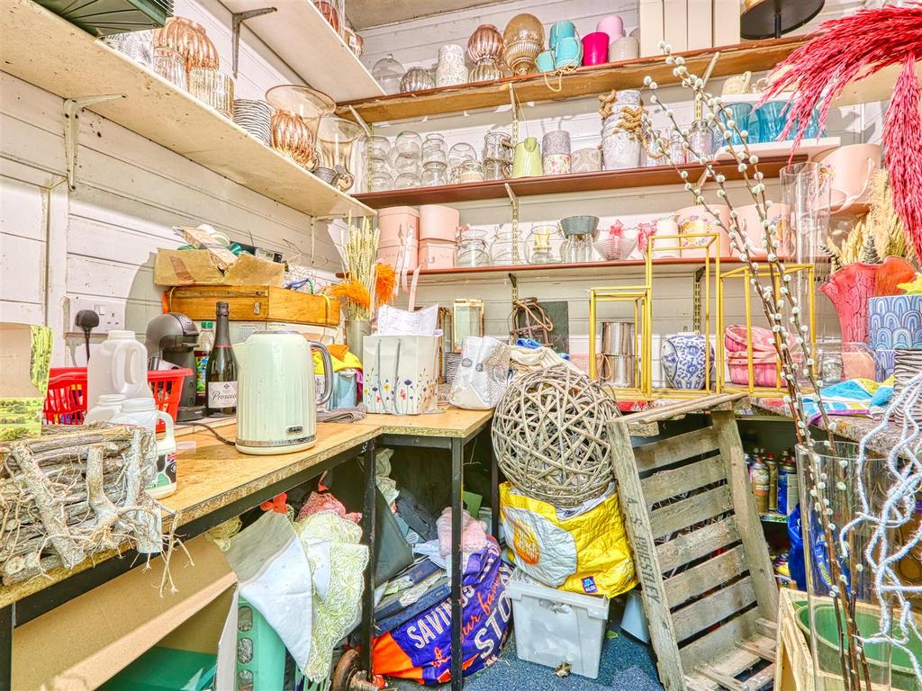 Middle store