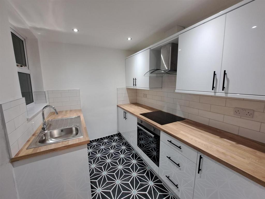 Eastgate, Worksop 3 bed semidetached house £750 pcm (£173 pw)