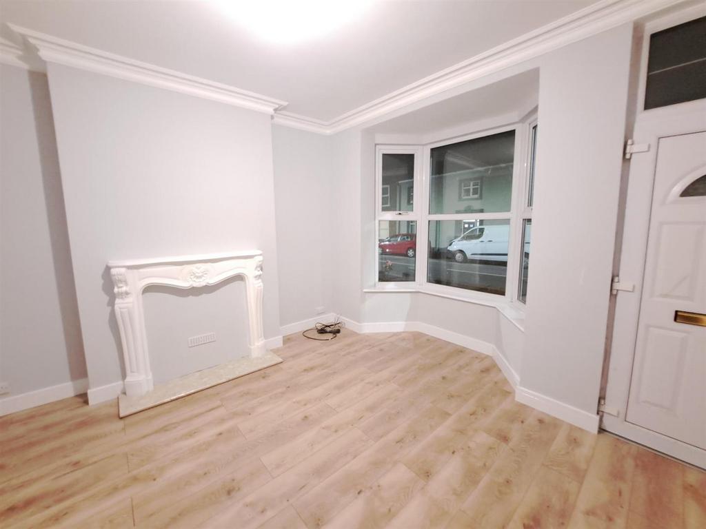 Eastgate, Worksop 3 bed semidetached house £750 pcm (£173 pw)