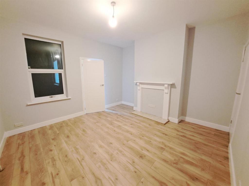 Eastgate, Worksop 3 bed semidetached house £750 pcm (£173 pw)