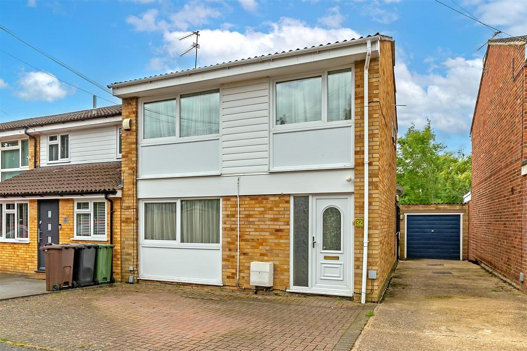Pinewood Close, St. Albans 3 bed end of terrace house £2,300 pcm (£