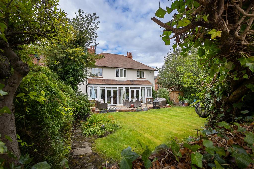 Linden Road, Gosforth, Newcastle upon... 6 bed detached house £995,000