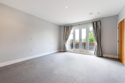 6 bedroom house to rent, Bramley Close, London