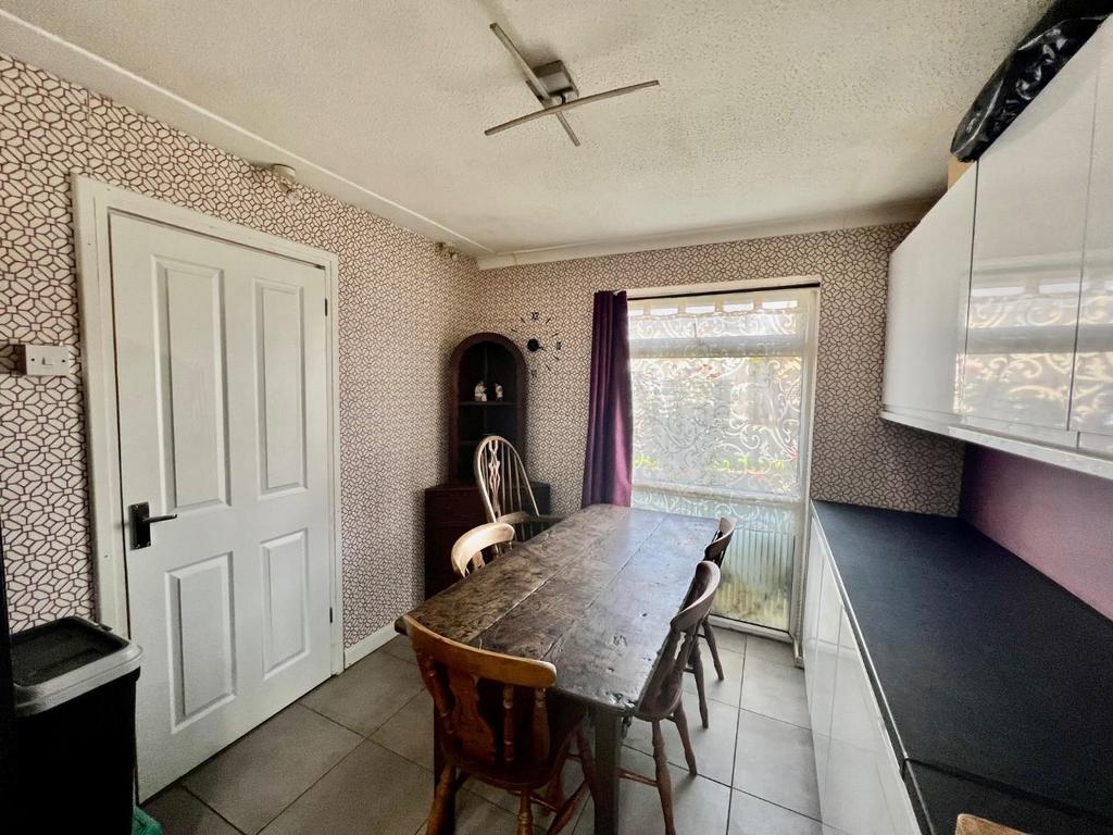 Kitchen 2.jpg