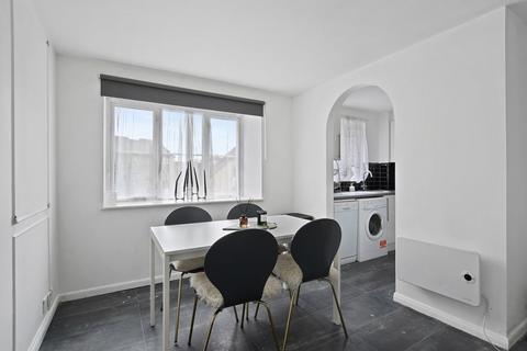 2 bedroom flat for sale, Cygnet Close, London, NW10