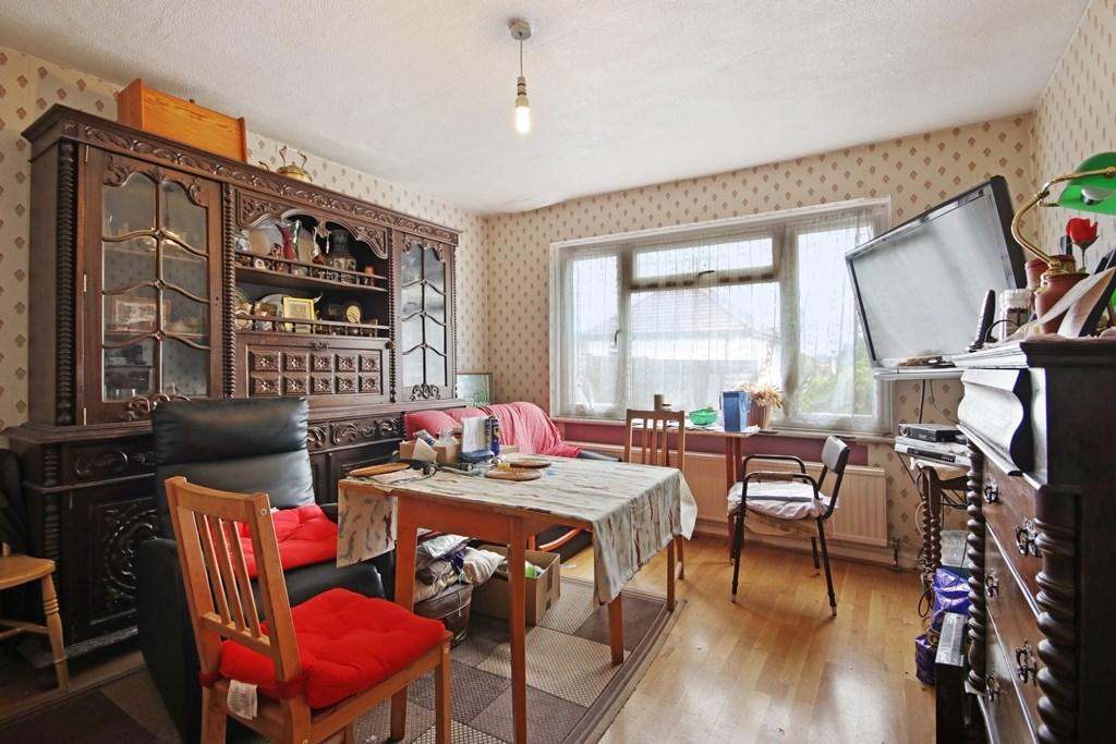 Crest Road, London, NW2 3 bed terraced house for sale £625,000