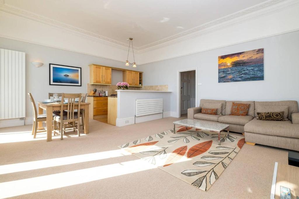 Kingsway, Hove 1 bed flat to rent £1,600 pcm (£369 pw)
