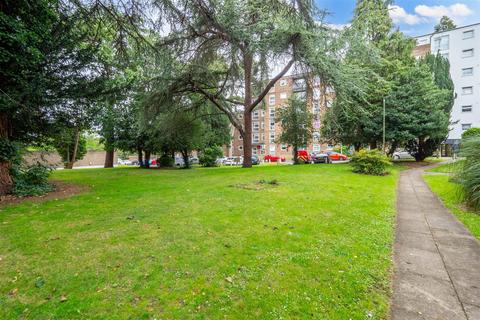 63 Westmoreland Drive, Sutton, SM2 6AB