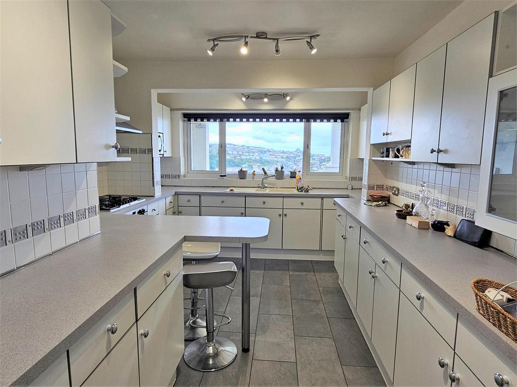 Kitchen 2.jpg