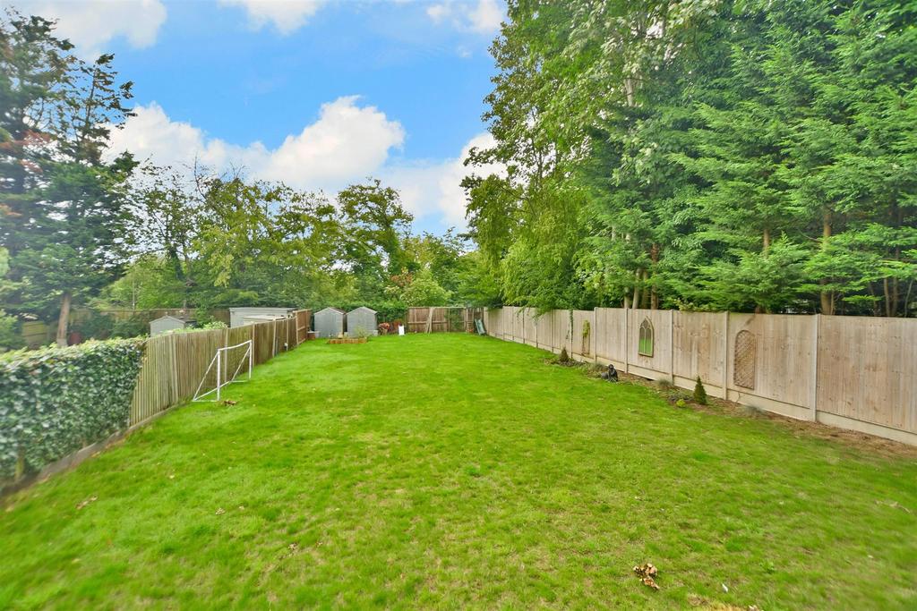 Hallsfield Road, Walderslade... 5 bed chalet £700,000