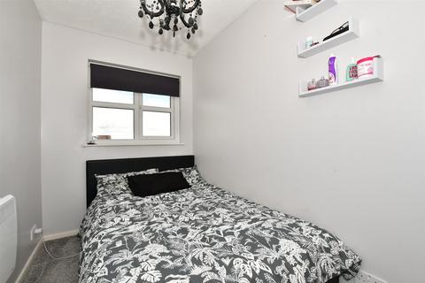 2 bedroom flat for sale, Chalice Way, Stone, Kent