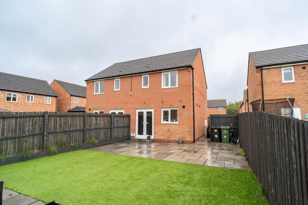 Calder Close, Mirfield, WF14 2 bed semidetached house £185,000