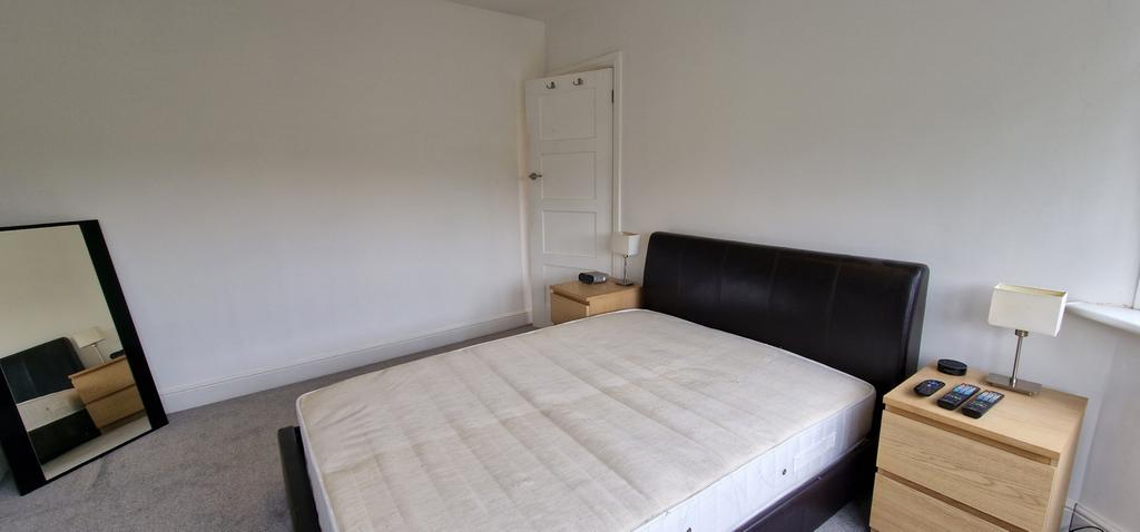 Front bedroom (1)