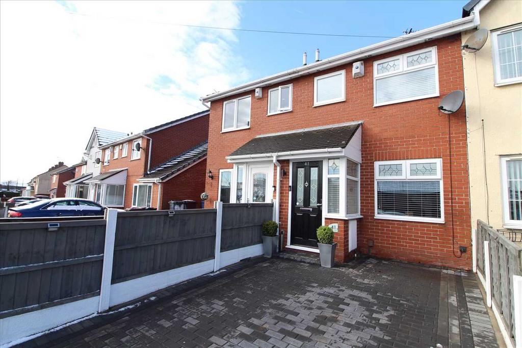Briery Hey Avenue, Kirkby 2 bed townhouse £750 pcm (£173 pw)