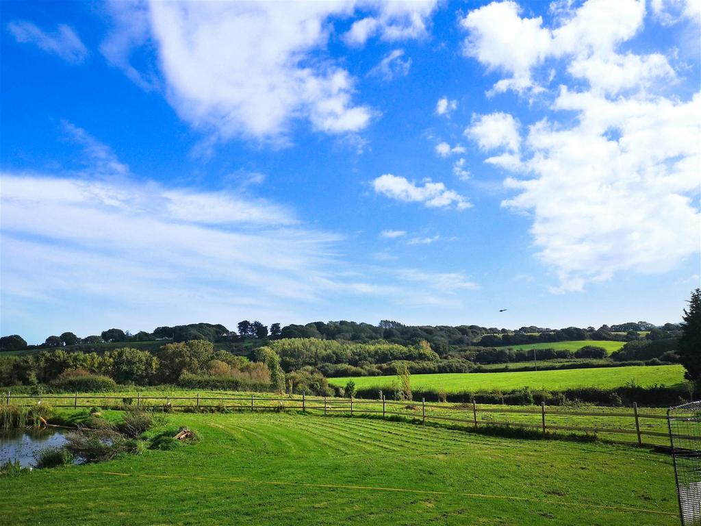 High Street, Newchurch, Isle of Wight 5 bed detached house for sale £