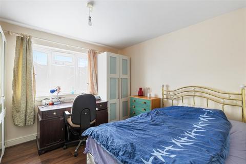 135 Victoria Road, London, N9 9BB